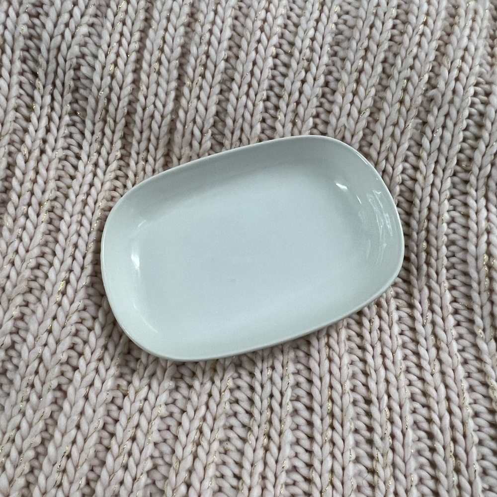 Free w/ another purchase! / White Ceramic Soap Dish